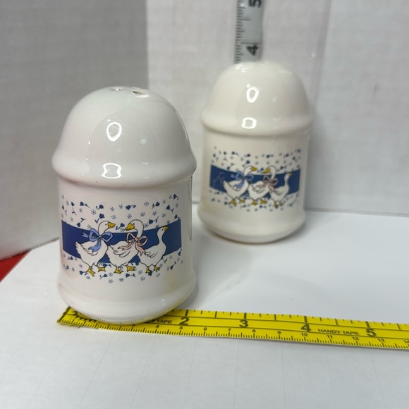 Salt and Pepper Shakers ducks with blue and pink bow Vintage - Picture 2 of 5